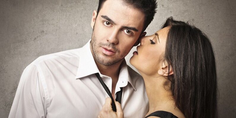 tüdruk võrgutab meest, kes suurendab potentsi